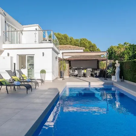 Lejlighed Newly Renovated 4 Bdrm W Pool In Location *